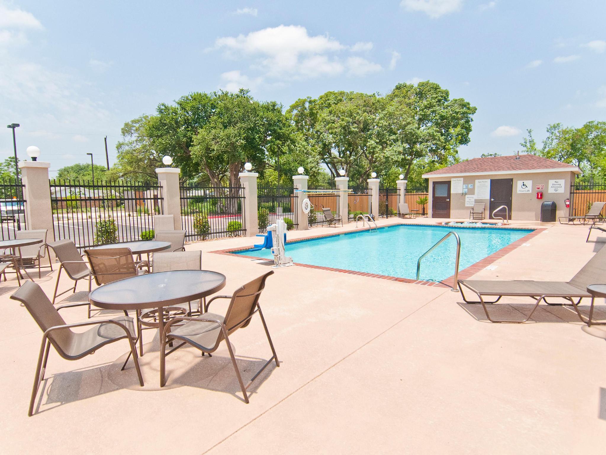 Holiday Inn Express & Suites San Antonio Frost Bank Center By Ihg Exteriér fotografie