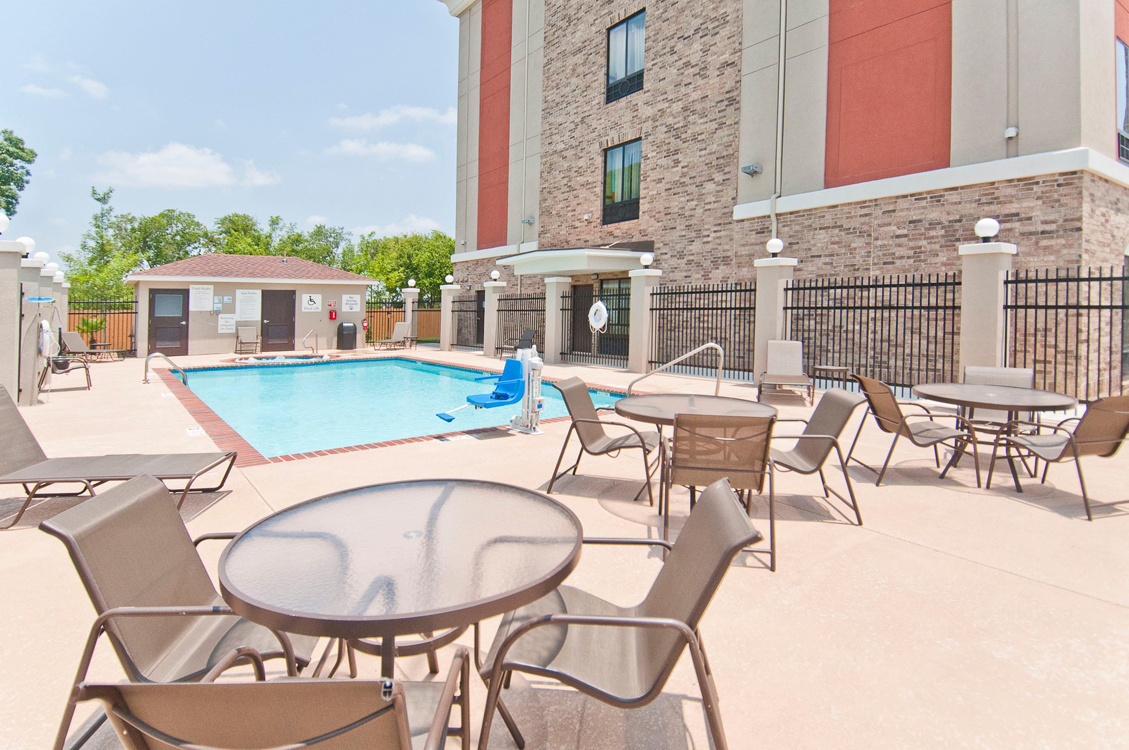 Holiday Inn Express & Suites San Antonio Frost Bank Center By Ihg Exteriér fotografie