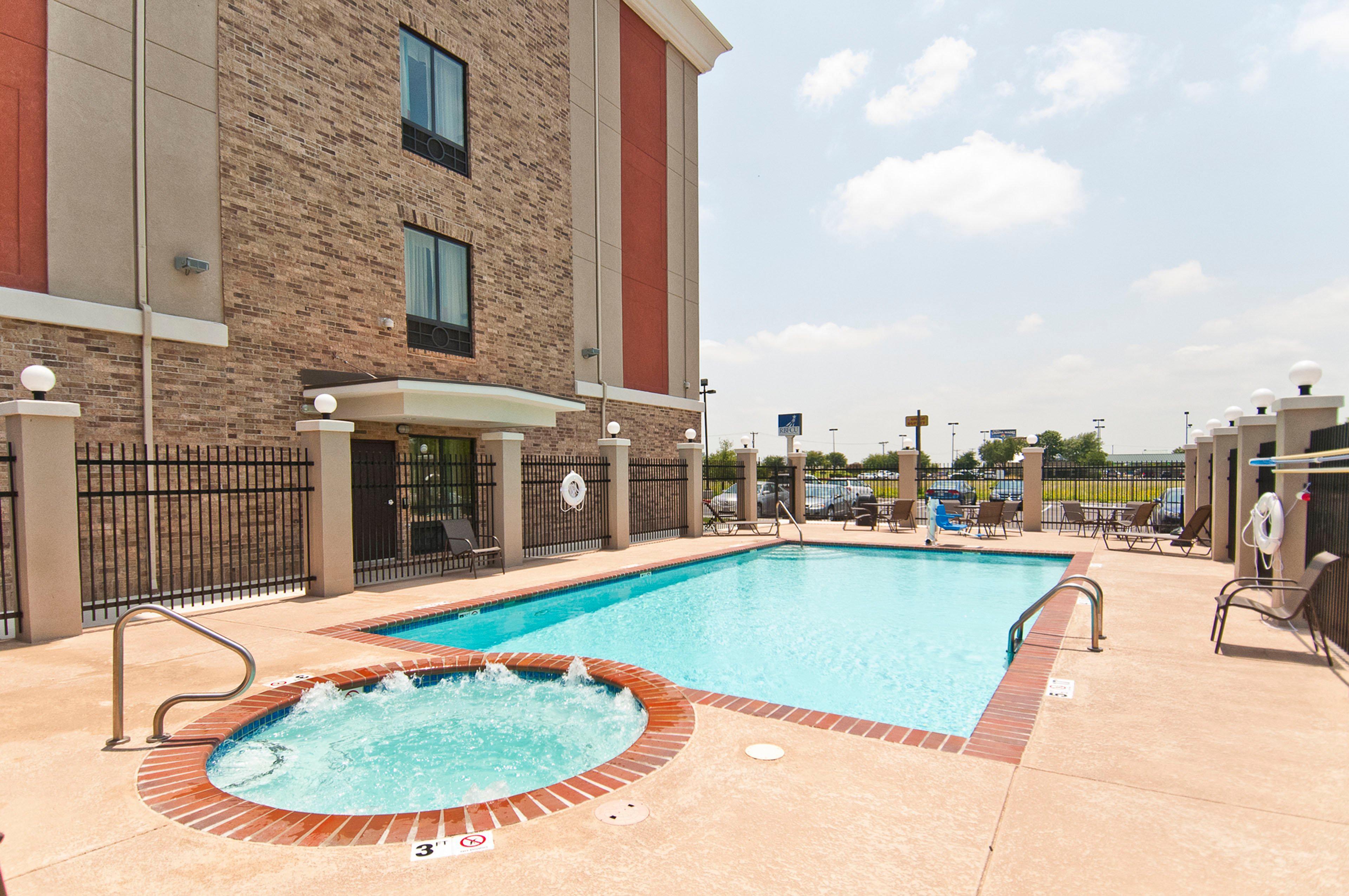 Holiday Inn Express & Suites San Antonio Frost Bank Center By Ihg Exteriér fotografie