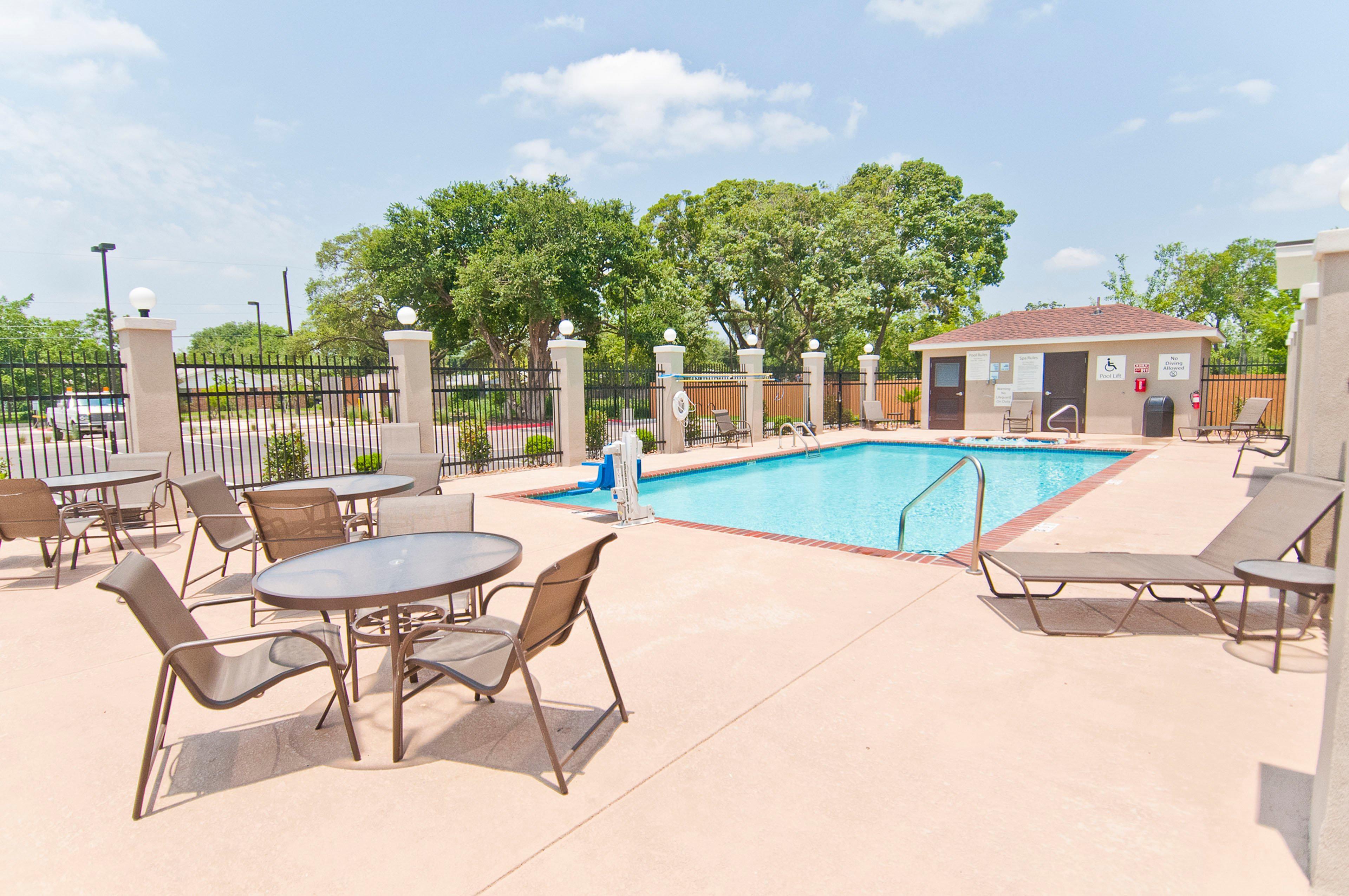 Holiday Inn Express & Suites San Antonio Frost Bank Center By Ihg Exteriér fotografie