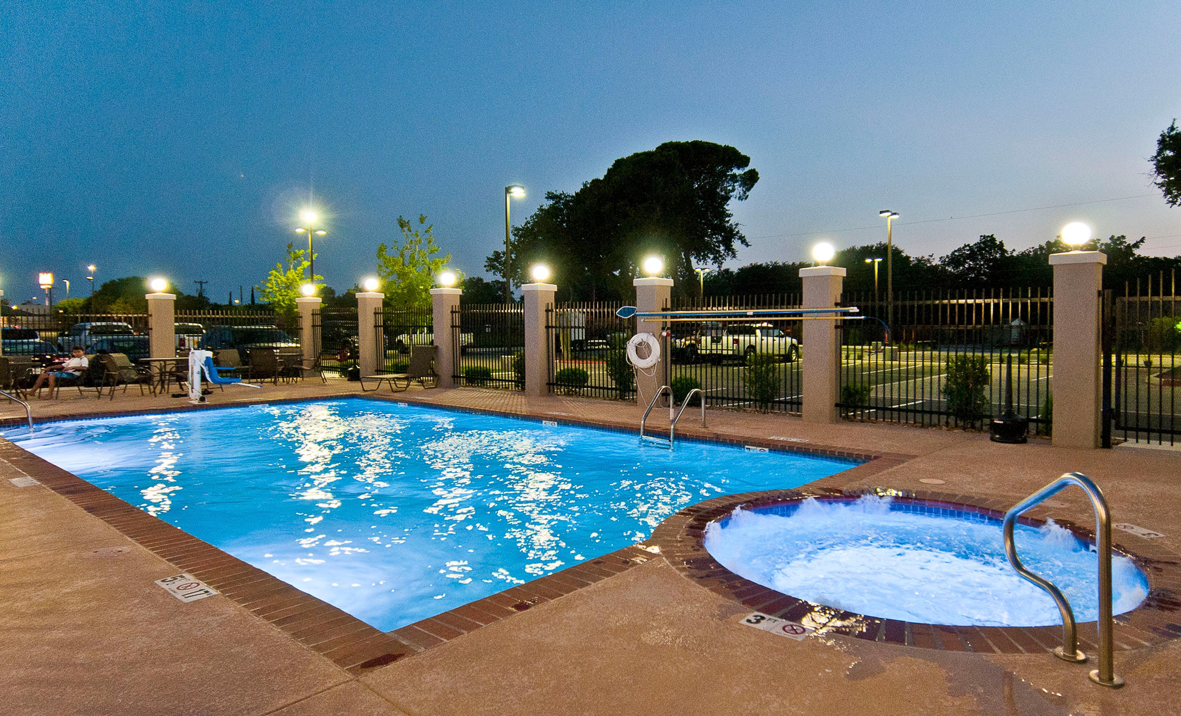 Holiday Inn Express & Suites San Antonio Frost Bank Center By Ihg Exteriér fotografie